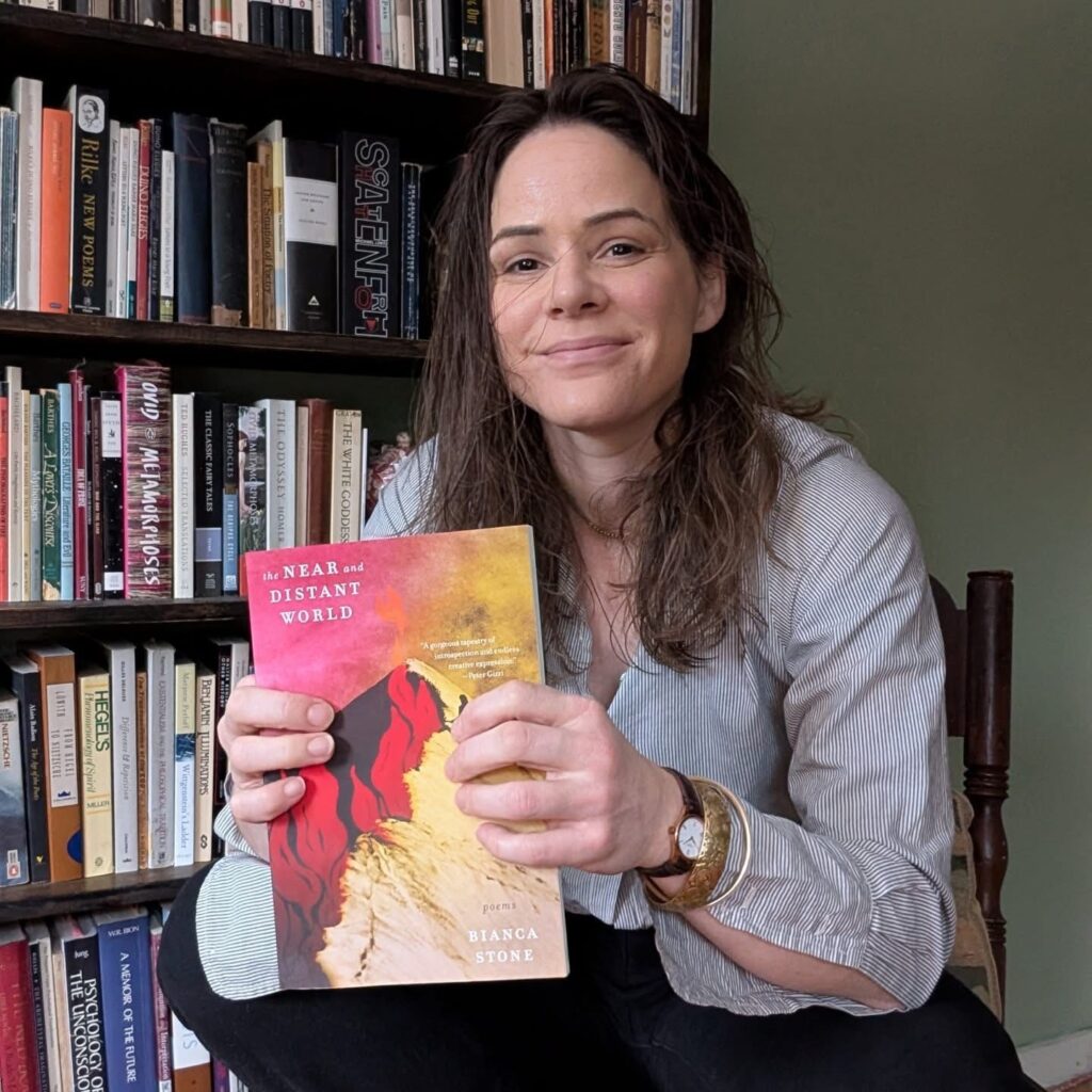 Bianca Stone con su libro